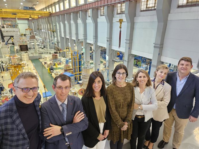 Responsables de Loyola Andalucía y de Hitachi Energy en la factoría que la multinacional suiza tiene en Córdoba.