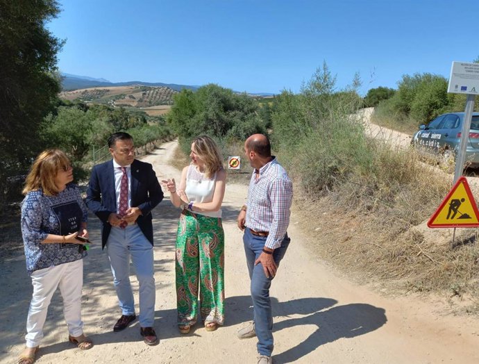 El delegado de Agricultura, Pesca, Agua y Desarrollo Rural de la Junta de Andalucía en Cádiz, David Gil, en una visita técnica a las obras que se están realizando en caminos rurales de Prado del Rey