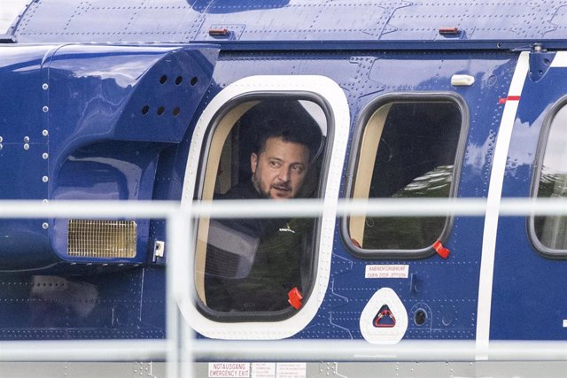 Archivo - 14 May 2023, Berlin: Ukrainian President Volodymyr Zelensky (L) boards a Federal Police helicopter after his talks with German Chancellor Olaf Scholz at the Federal Chancellery. Zelensky is in Germany for the first time since the Russian attack 