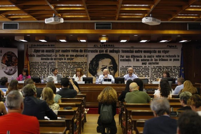 Jornada 'Por el fin de las jaulas en la UE' organizada por la APDDA y varias organizaciones de bienestar animal en el Senado