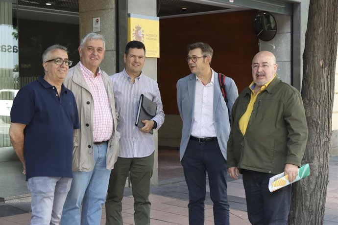 Representantes de UPA, este jueves 22 de junio, a las puertas de la Audiencia Nacional