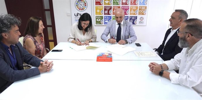 Archivo - Imagen de la firma del convenio entre la Fundación Cepsa y la UHU.