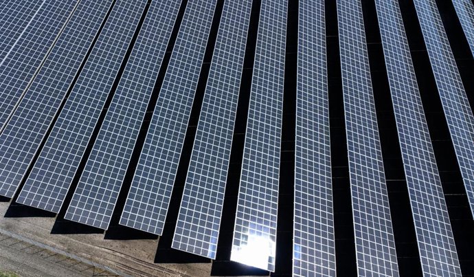 Archivo - FILED - 19 April 2023, Schleswig-Holstein, Wasbek: A view of solar plant near Neumuenster. Photo: Christian Charisius/dpa