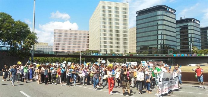 Manifestación de funcionarios de justicia, desde la Ciutat de la Justicia hasta la sede del PSC en L'Hospitalet de Llobregat. El jueves 22 de junio de 2023.