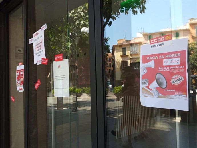 La tienda de H&M en el Born, cerrada por la huelga.