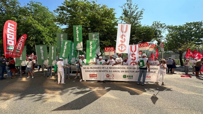 Sindicatos protestan en Sevilla contra el "inmovilismo" de patronales para negociar el convenio de Educación Infantil