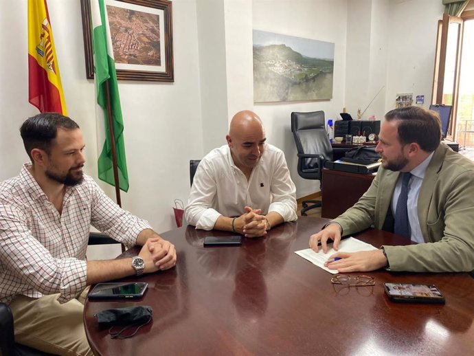 El delegado de Economía, Hacienda, Fondos Europeos e Industria, Energía y Minas de la Junta en Córdoba, Agustín López (dcha.), en su visita institucional al Ayuntamiento de Espiel.