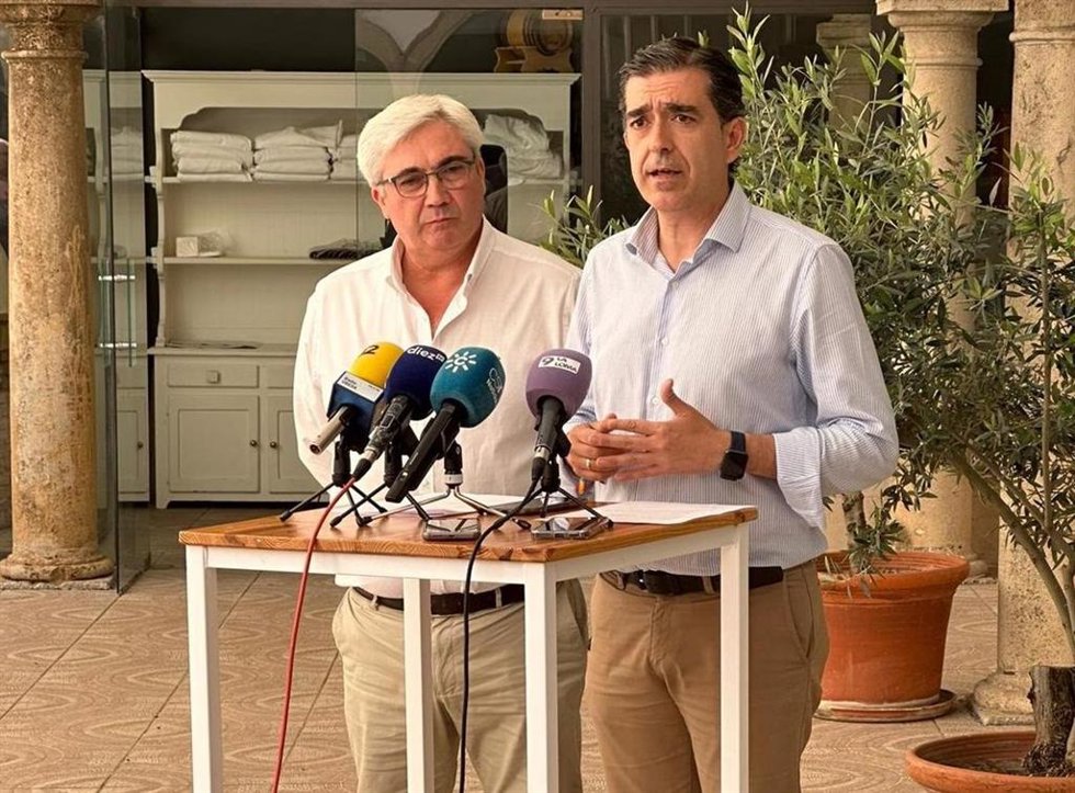 Bartolomé Cruz (Iz) y Pedro Cabrera (dcha) anunciando el acuerdo de gobierno entre PP y Baeza Merece Más/Archivo