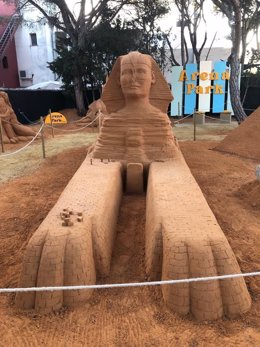 Escultura de arena de la Gran Esfinge de Guiza, que puede visitarse en Arena Park, en Chiclana de la Frontera