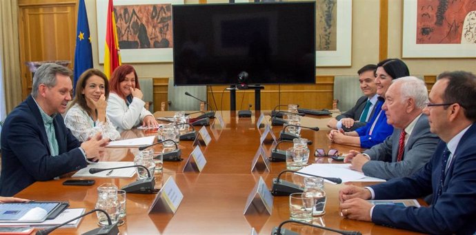 El ministro de Sanidad, José Manuel Miñones, se reúne con representantes del Consejo General de Enfermería (CGE), como su presidente, Florentino Pérez Raya. En Madrid (España), a 22 de junio de 2023.