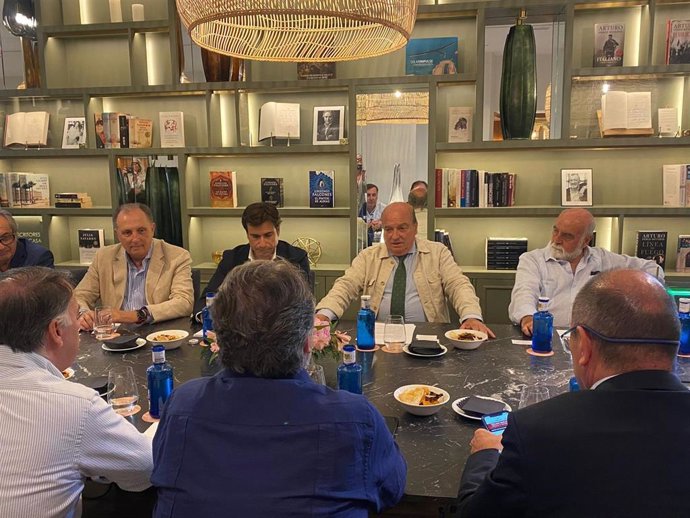 El presidente de ASET participa en un encuentro de AED