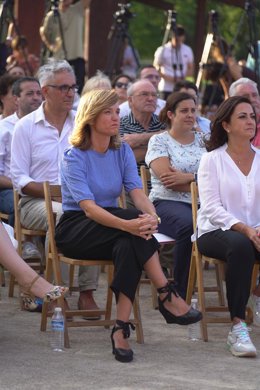 Archivo - La ministra de Educación, Pilar Alegría (i), y la presidenta del Gobierno riojano, Concha Andreu (d), en un acto público 