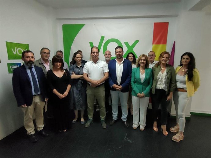 El presidente provincial de Vox Salamanca, Carlos Menéndez, junto a candidatos de la formación en las elecciones generales.