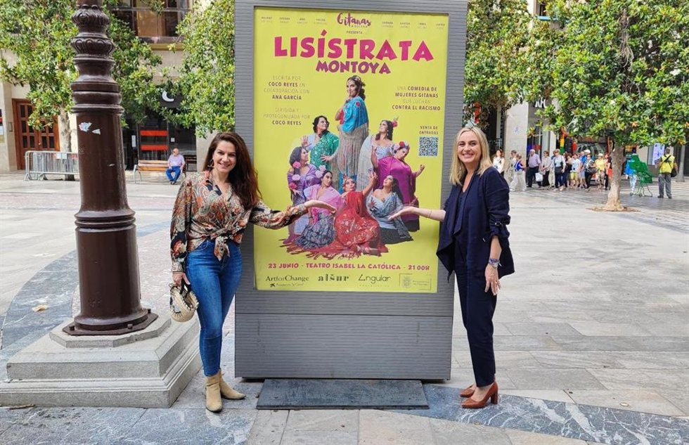 Coco Reyes y Marifrán Carazo, ante el cartel de 'Lisístrata Montoya'