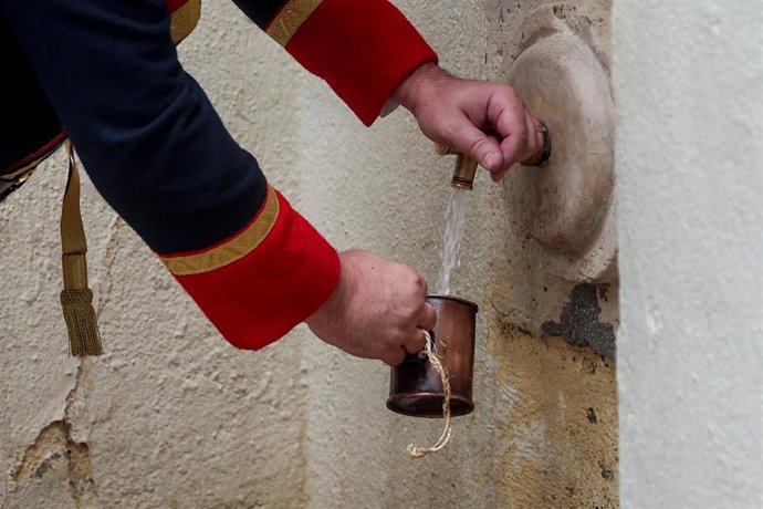 Archivo - Un hombre se refresca en una fuente en el Parque de El Retiro, a 30 de abril de 2023, en Madrid (España). La ciudad de Madrid ha registrado este 2023 una ola de calor con un récord de temperatura en abril que finaliza este domingo con una baja