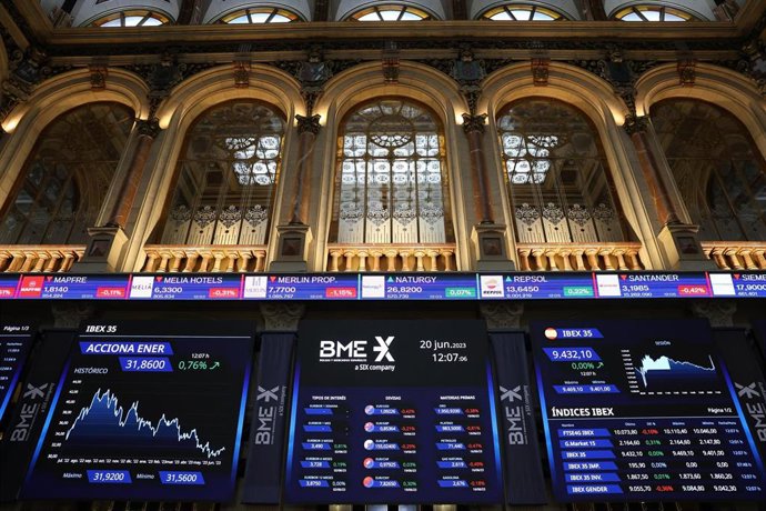 Varios paneles del Ibex 35, en el Palacio de la Bolsa, a 20 de junio de 2023, en Madrid (España).
