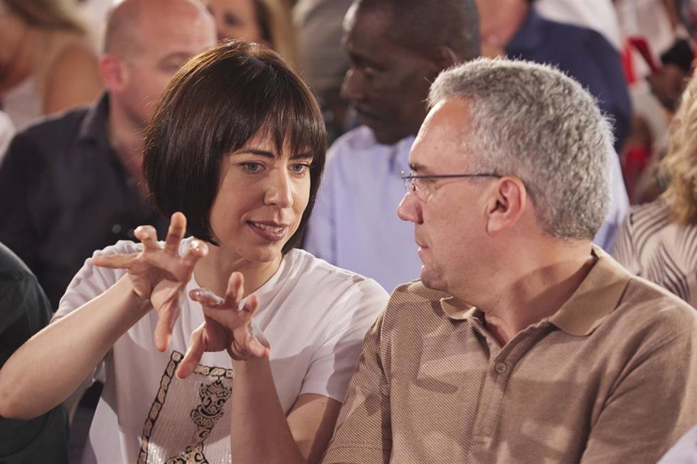 La ministra de Ciencia e Innovación, Diana Morant, y el secretario de Acción Electoral del PSOE, Javier Izquierdo, durante el acto público en la caseta municipal de Dos Hermanas, a 18 de junio de 2023 en Sevilla (Andalucía, España).