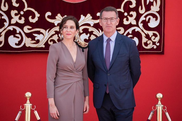 Archivo - El presidente del Partido Popular, Alberto Núñez Feijóo, y la presidenta electa de la Comunidad de Madrid, Isabel Díaz Ayuso