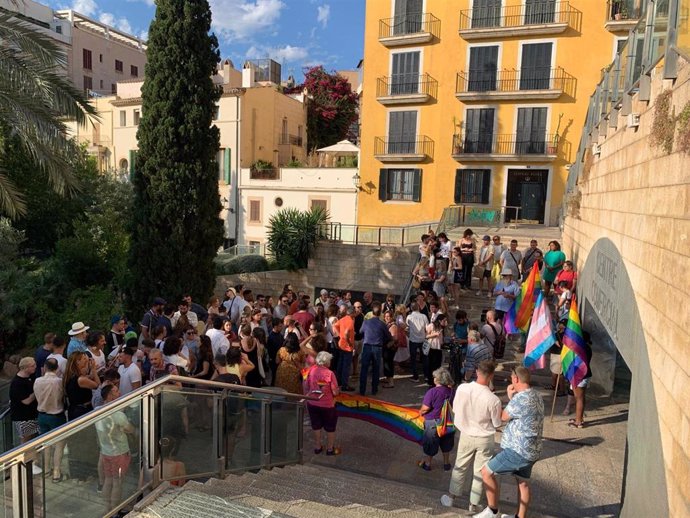 Más de un centenar de personas se concentran contra la agresión LGTBI-fóbica que sufrió Izan en Palma