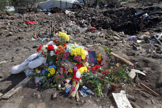 Archivo - Flores y un peluche para recordar a una familia que murió tras el impacto de un misil en un edificio de Dnipro (Ucrania)