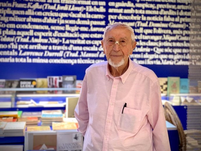 El dramaturgo, lingüista y traductor Josep Vallverdú en la librería Ona de Barcelona