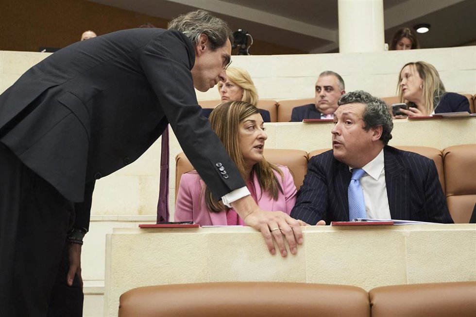 El diputado de Vox Armando Blanco (i), habla con María José Sáenz de Buruaga e Iñigo Fernández, del PP, en el Pleno de constitución del Parlamento