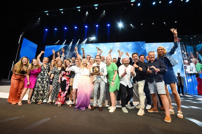 Mindshare team celebrates winning Media Network of the Year 2023