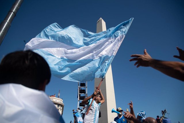 Archivo - 20 December 2022, Argentina, Buenos Aires: Argentine soccer fans celebrate around the Obelisk Monument as they wait for the arrival of Argentina national soccer team after winning the FIFA World Cup Qatar 2022. Photo: Camila Godoy/telam/dpa