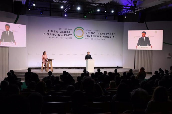 El presidente francés, Emmanuel Macron, durante la apertura de la cumbre para un nuevo pacto financiero en París