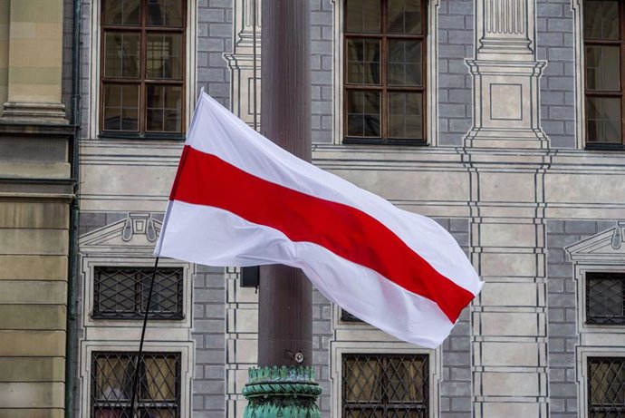 Archivo - Una bandera bielorrusa durante una protesta a favor por la democracia en Alemania (Archivo)