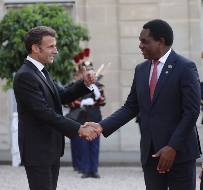 El presidente de Francia, Emmanuel Macron, estrechando la mano de su homólogo zambiano, Hakainde Hichilema 