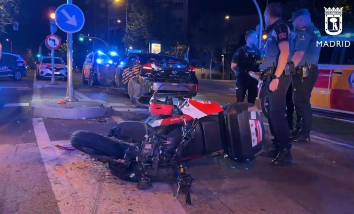 Una motocicleta colisiona contra un vehículo VTC en Madrid.