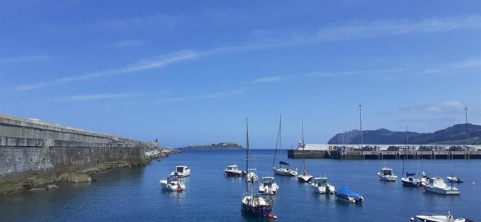 Cielos despejados en la costa de Bizkaia. Puerto de Bermneo.