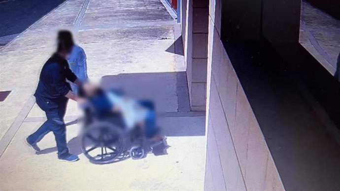 Los detenidos trasladan ya fallecido a la persona que transportaba droga en su estómago y que fue abondono en el Centro de Salud