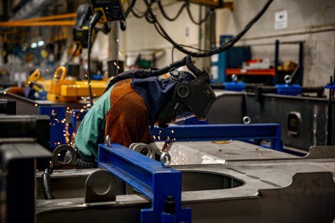 Archivo - Un trabajador en la Factoría de Talgo en Las Rozas, Madrid (España). 