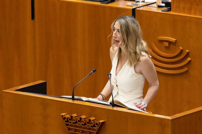 La presidenta del PP de Extremadura, María Guardiola, durante su juramento como diputada en la constitución de la Asamblea de Extremadura este pasado martes 