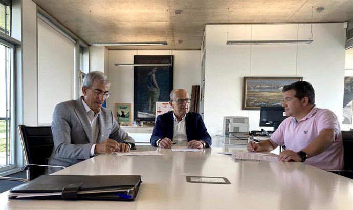 El consejero de Industria en funciones, Javier López Marcano, firma con los representantes de las empresas los trabajos para las obras de La Pasiega