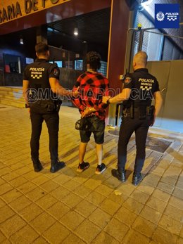 Imagen del individuo, custodiado por agentes de la Policía Local