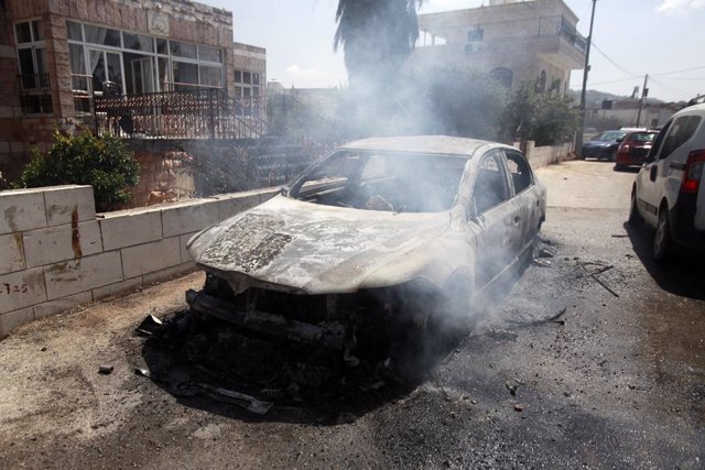 Vehículo incendiado tras el asalto ejecutado por cientos de colonos israelíes contra la ciudad de Turmus Aya, en Cisjordania