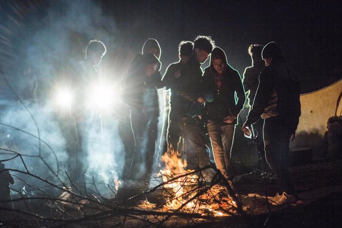 Archivo - Migrantes esperando en suelo turco para pasar la frontera cruzando el río Evros y alcanzar así Grecia