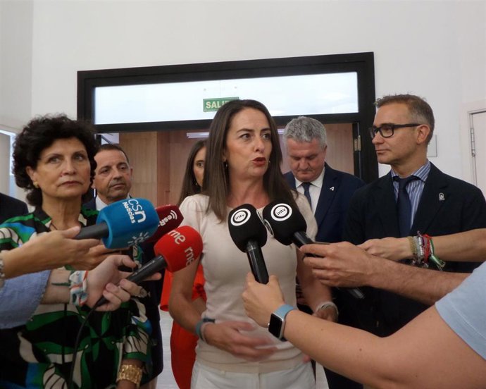 La delegada de la Junta de Andalucía en Almería, Aránzazu Martín, atiende a los medios.