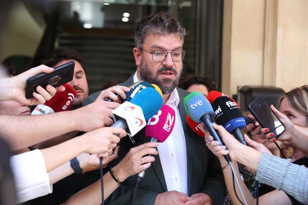 El portavoz del grupo parlamentario de MÉS per Mallorca, Lluís Apesteguia, atiende a medios a su salida de una reunión en el Parlament en una imagen de archivo.