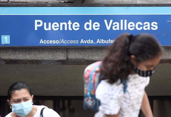 Archivo - Varias personas salen del metro de Puente de Vallecas, en Madrid (España).