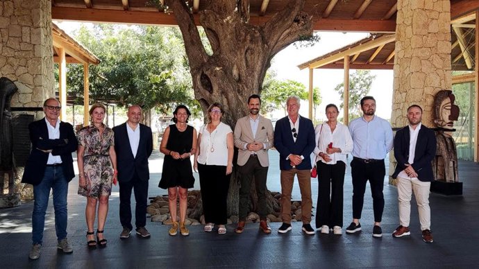 El conseller de Empresa y Trabajo, Roger Torrent, junto a representantes d ela FEHT.