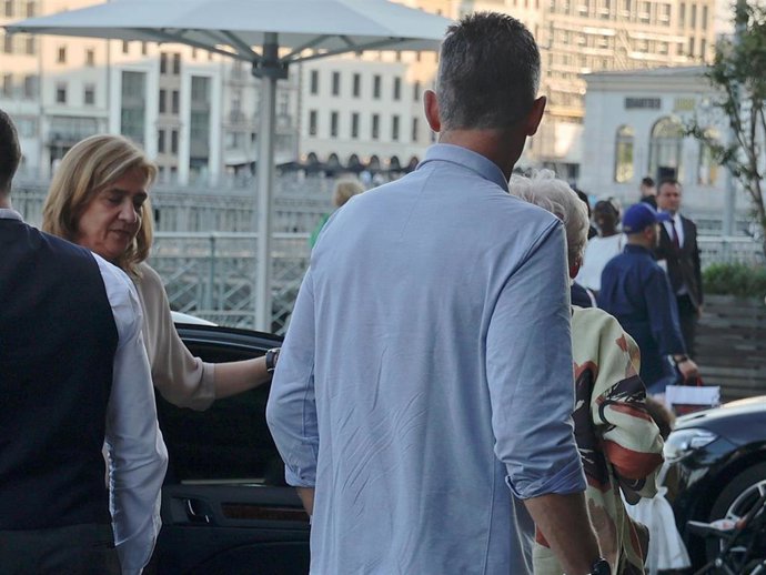 La Infanta Cristina no cruzó la mirada ni habló con Iñaki Urdangarín a su llegada a la cena familiar previa a la graduación de su hija Irene