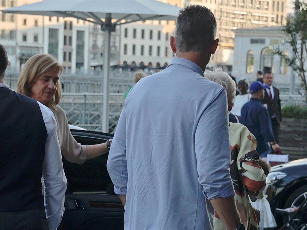 La Infanta Cristina no cruzó la mirada ni habló con Iñaki Urdangarín a su llegada a la cena familiar previa a la graduación de su hija Irene