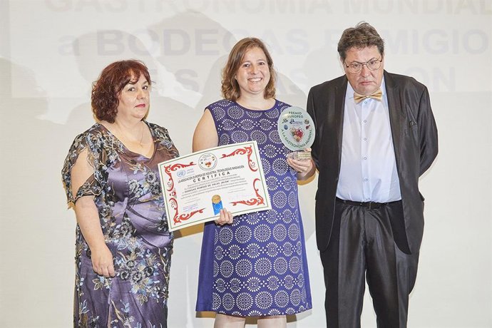 Amada de Salas, recibe el premio de AEITI.