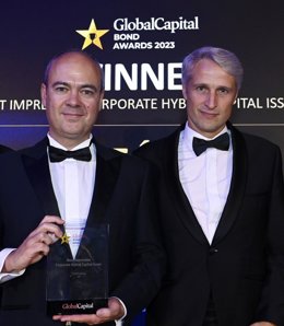 Archivo - De izquierda a derecha: el director de Financiación de Telefónica, David Maroto, y el director de financiación de Filiales y Equity, Franois Declve, en la gala de los premios de GlobalCapital