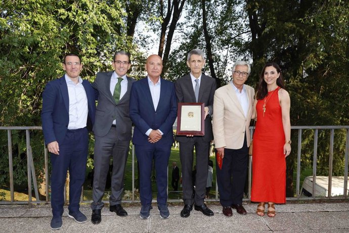 El presidente de la Fundación Bancaria Unicaja, José M. Domínguez, recogió el galardón.