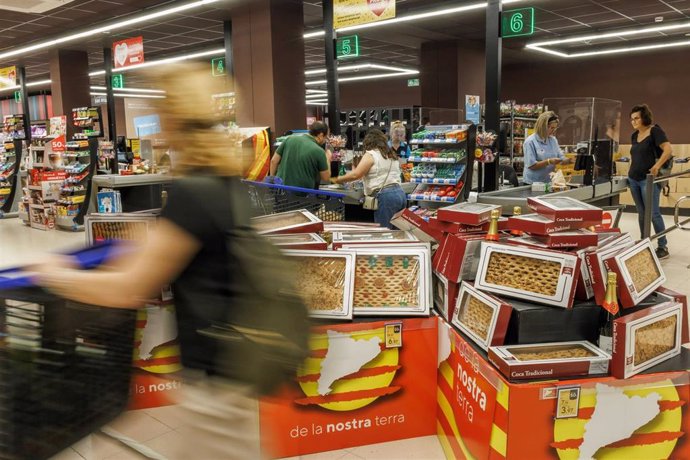 Cocas de Sant Joan en un supermercado Caprabo.